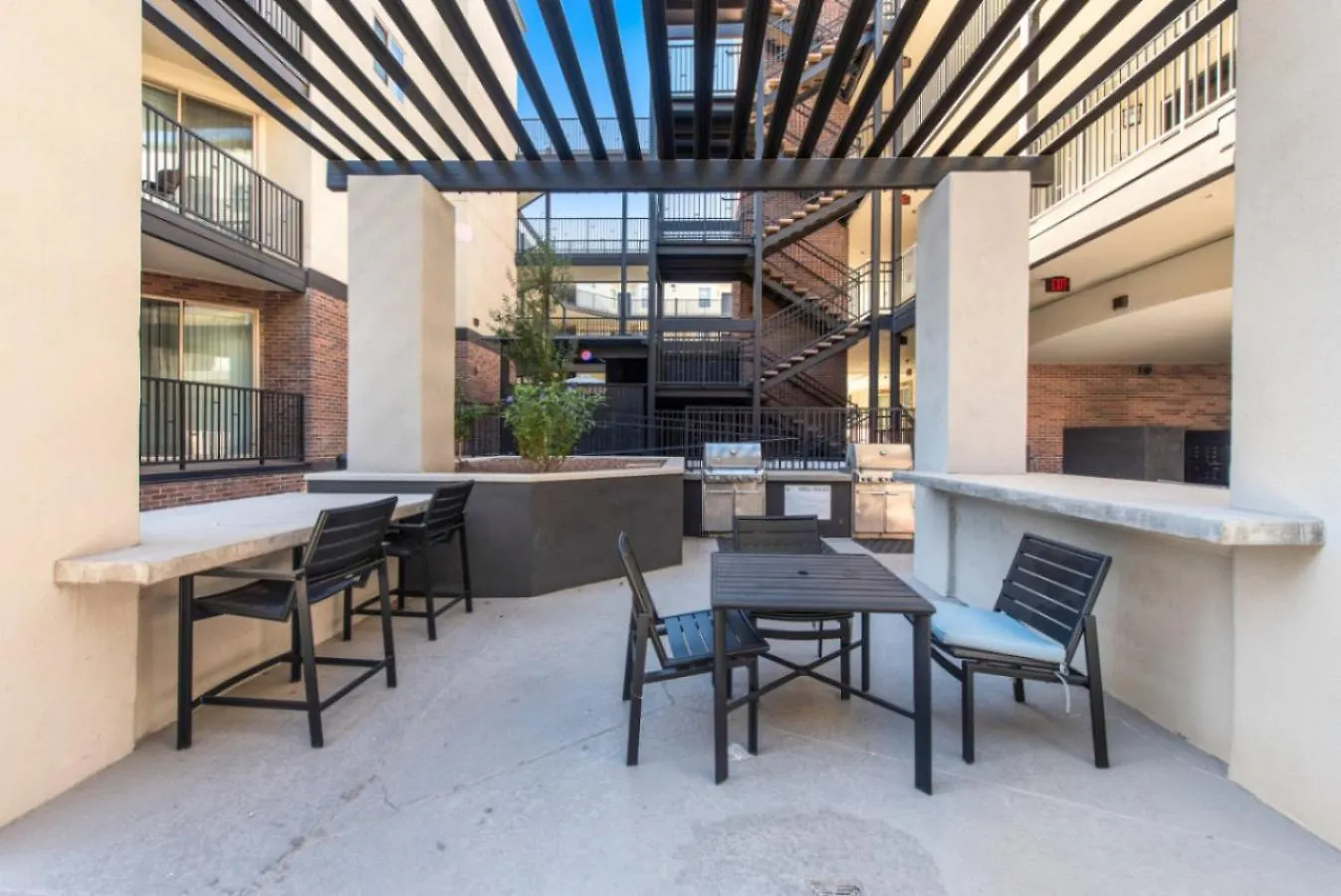 Snug 2Br-Spring Training! W Pool, Gym & Parking Apartment Tempe